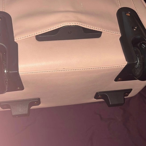 Woman’s Travel Duo - Picture 8 of 11